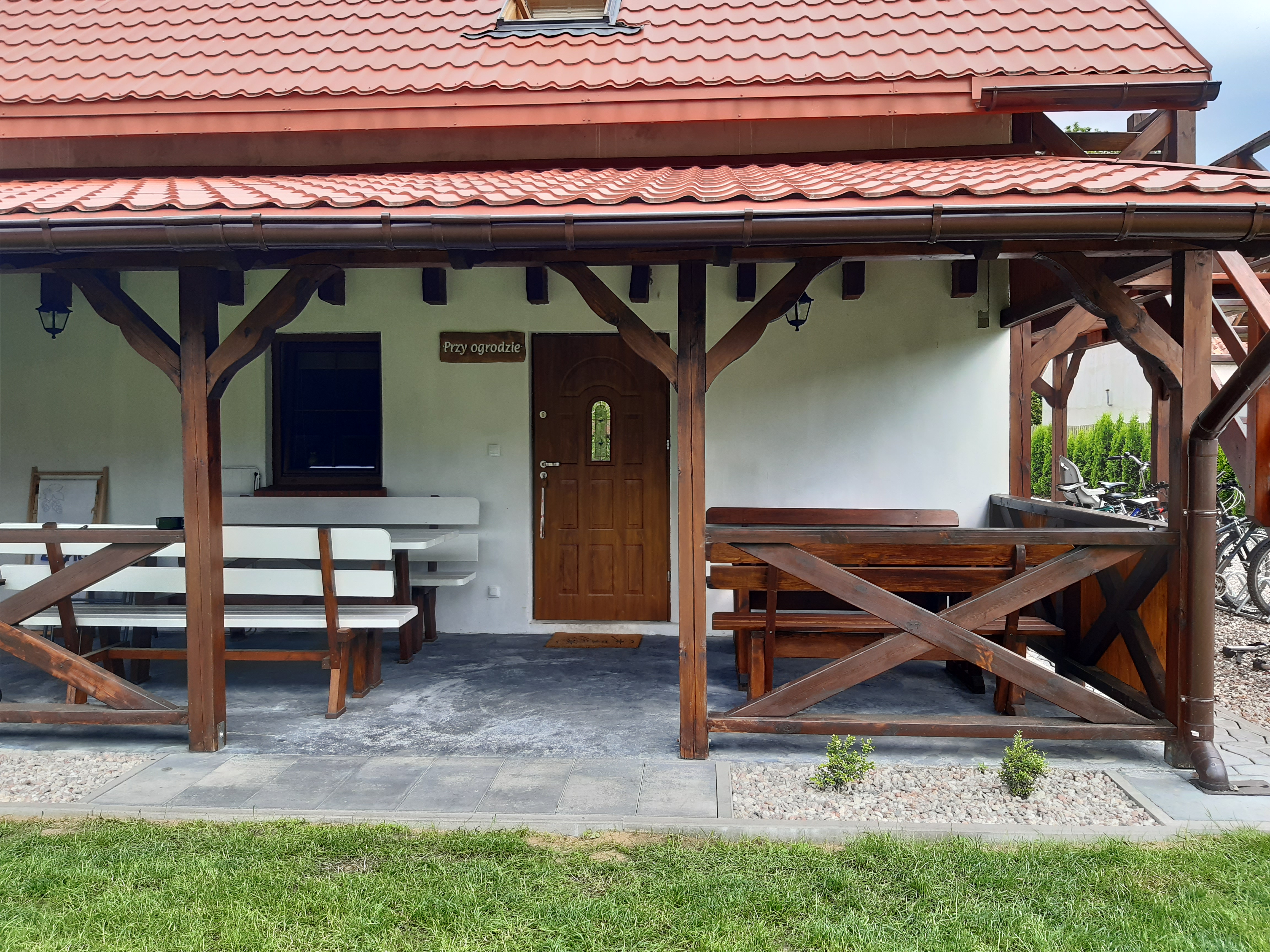 http://www.domeknadkrutynia.pl/wp-content/uploads/2026/01/Przy-Ogrodzie-wejście-z-tarasu.jpg